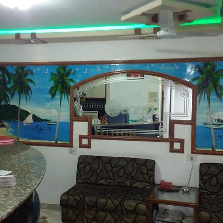 Hotel Decent Сурат Екстериор снимка