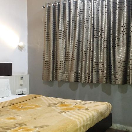 Hotel Decent Сурат Екстериор снимка