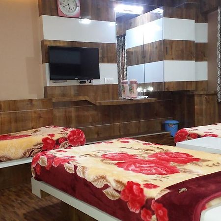 Hotel Decent Сурат Екстериор снимка