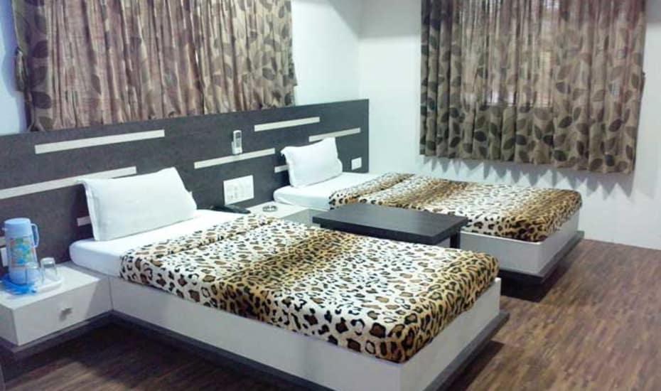 Hotel Decent Сурат Екстериор снимка