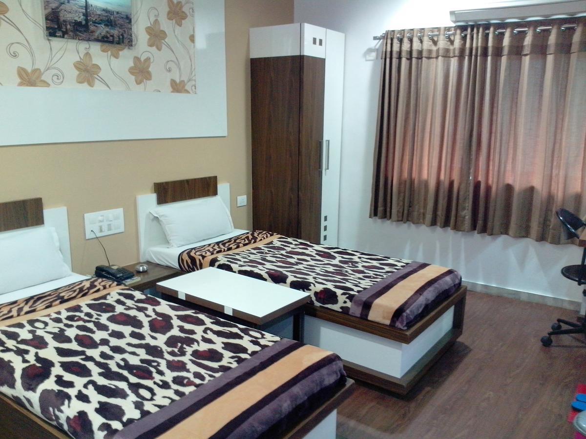 Hotel Decent Сурат Стая снимка