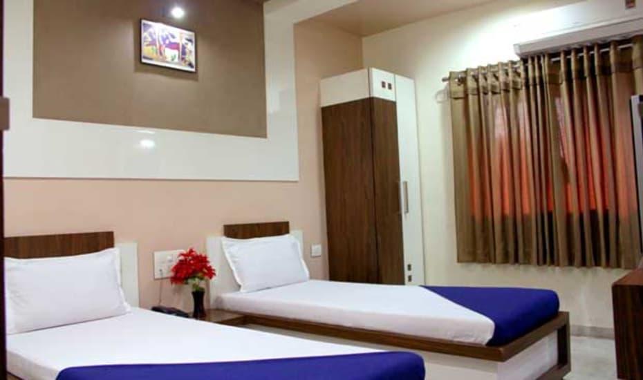 Hotel Decent Сурат Екстериор снимка