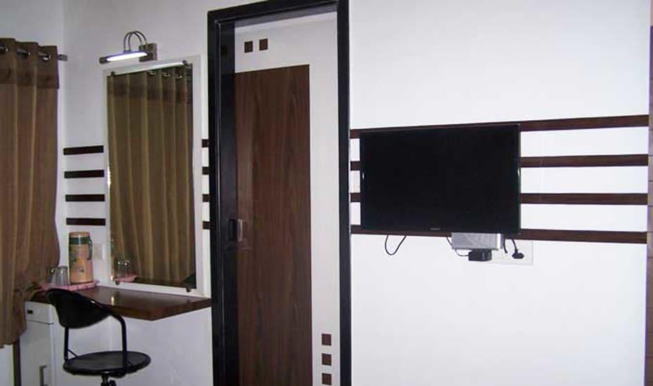 Hotel Decent Сурат Екстериор снимка