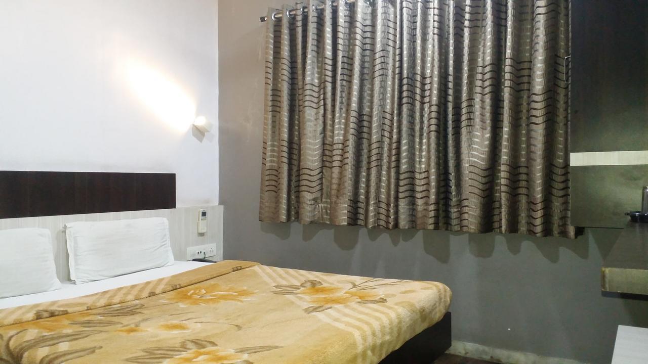 Hotel Decent Сурат Екстериор снимка