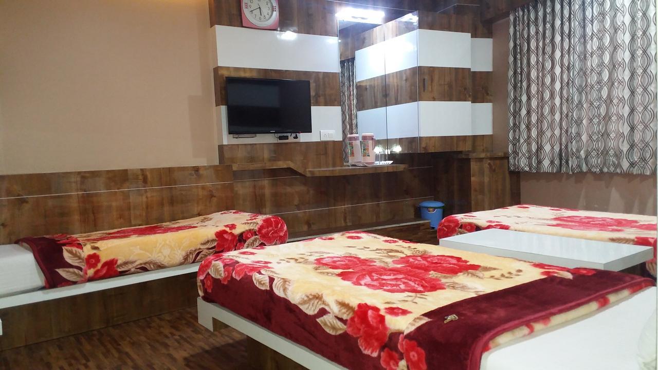 Hotel Decent Сурат Екстериор снимка