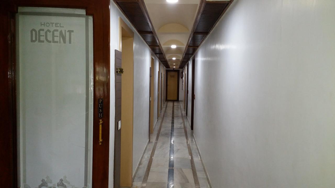 Hotel Decent Сурат Екстериор снимка