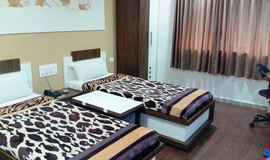 Hotel Decent Сурат Екстериор снимка