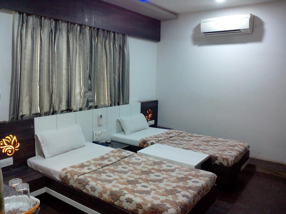 Hotel Decent Сурат Екстериор снимка