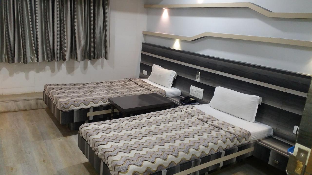 Hotel Decent Сурат Екстериор снимка