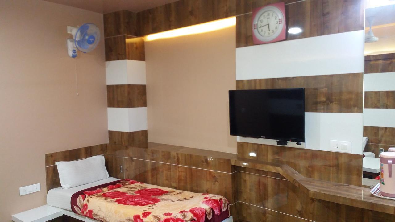 Hotel Decent Сурат Екстериор снимка