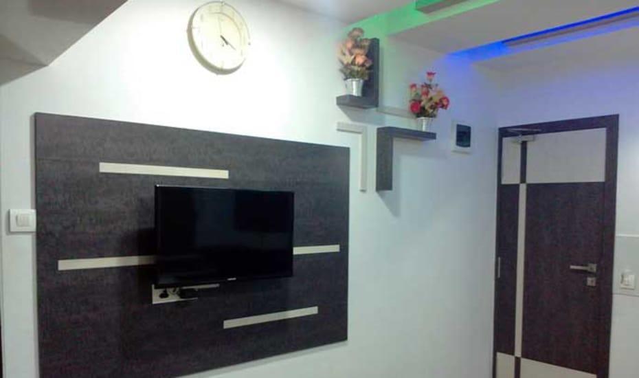 Hotel Decent Сурат Екстериор снимка