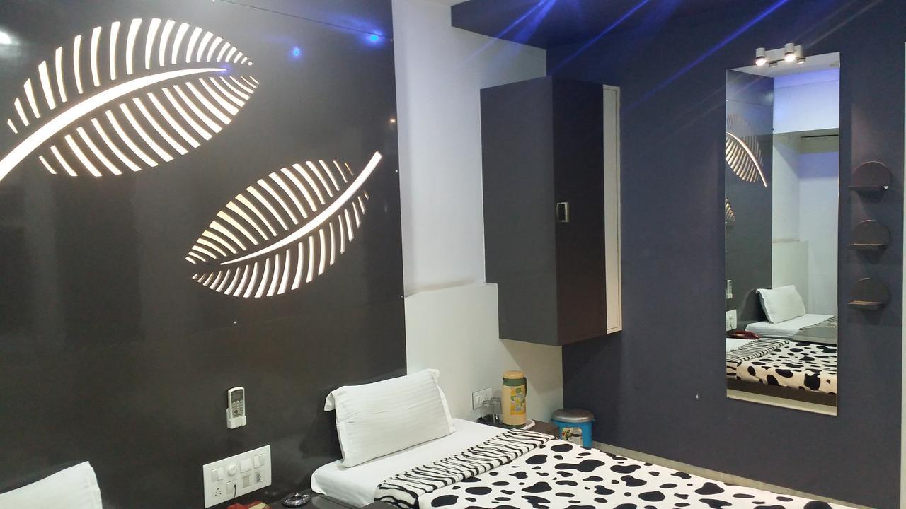 Hotel Decent Сурат Екстериор снимка