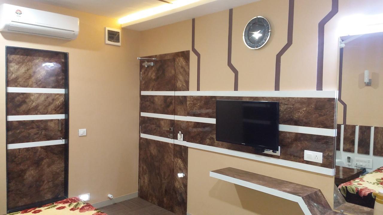 Hotel Decent Сурат Екстериор снимка