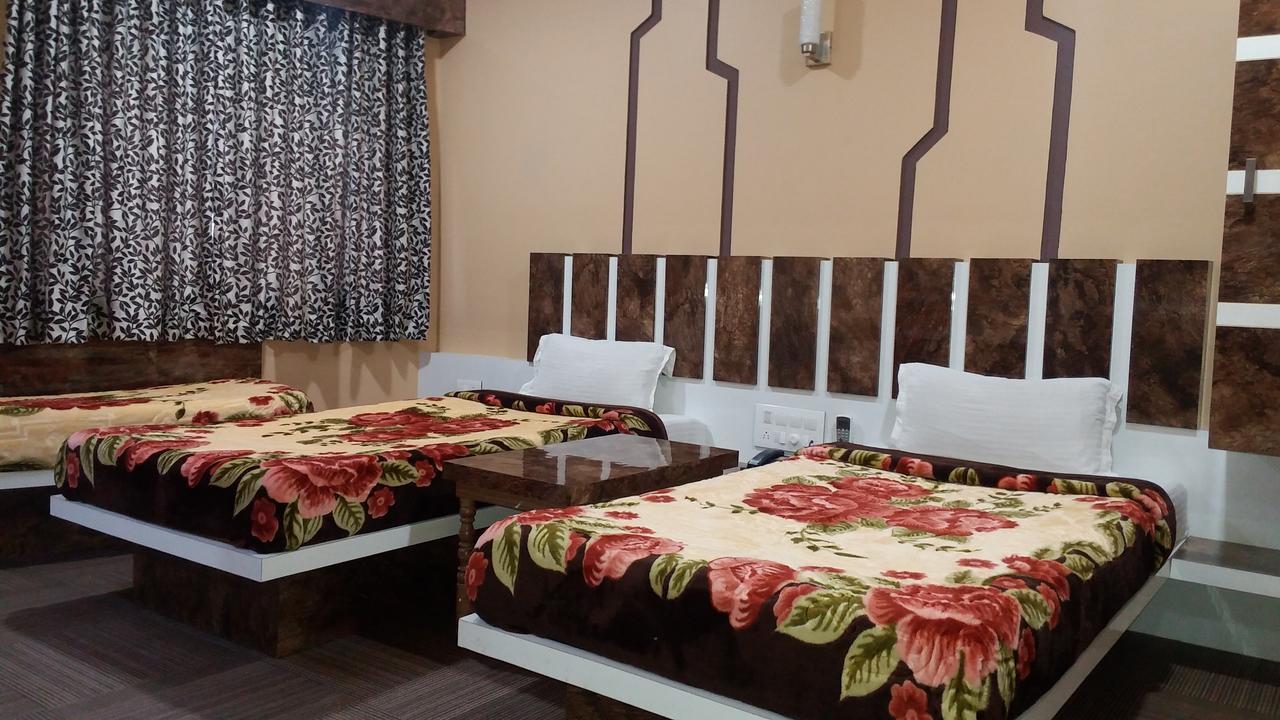 Hotel Decent Сурат Екстериор снимка