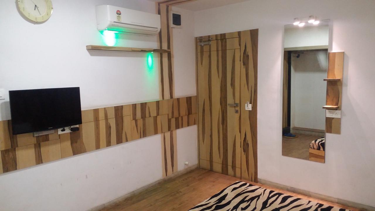 Hotel Decent Сурат Екстериор снимка